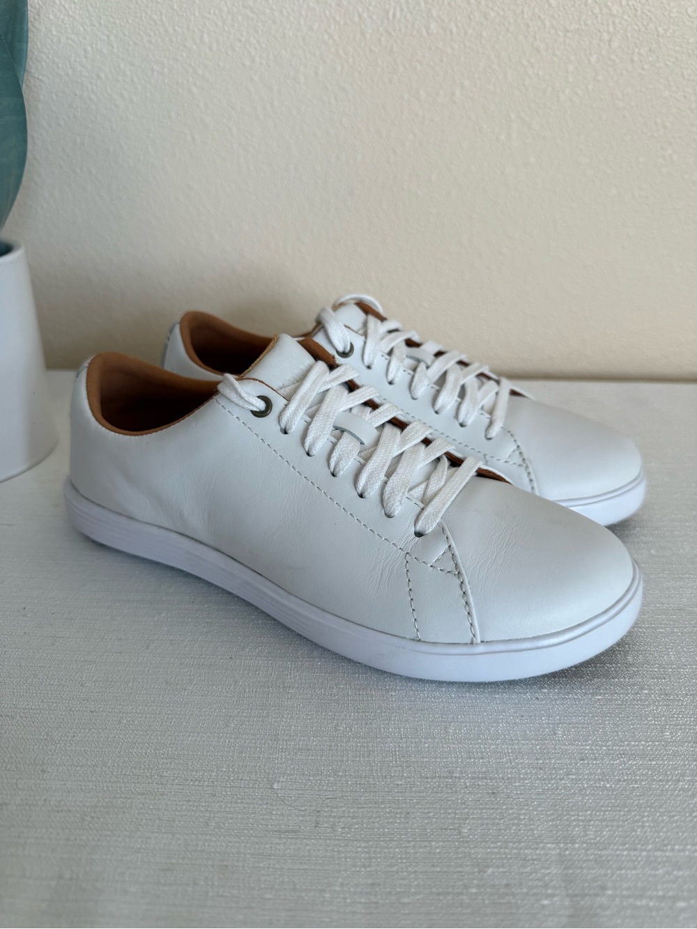 Cole Haan Classic White  Leather Casaul Sneakers